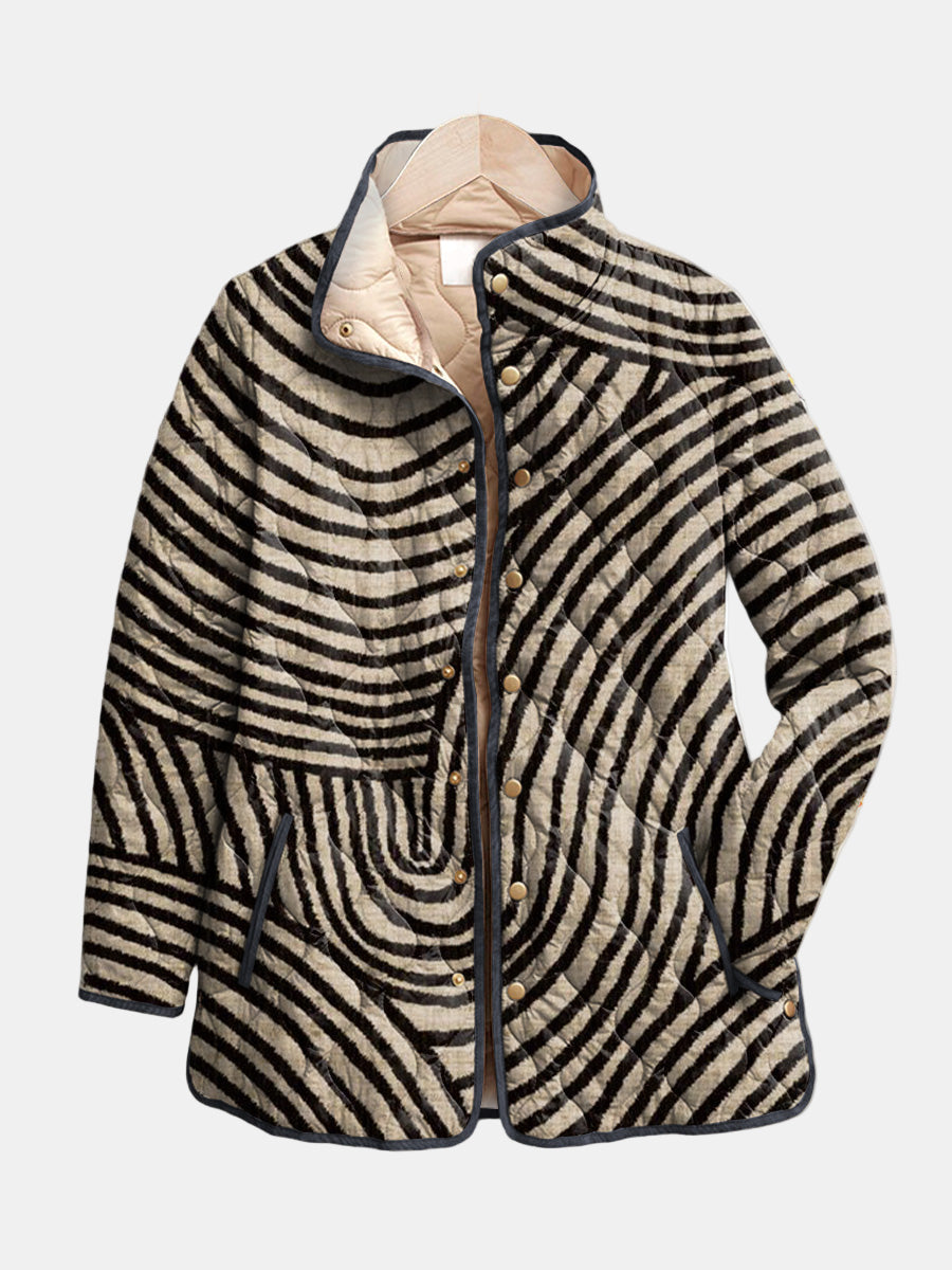 Inaya | Gesteppte Jacke im zirkulären Design mit handgefertigtem Retro-Muster