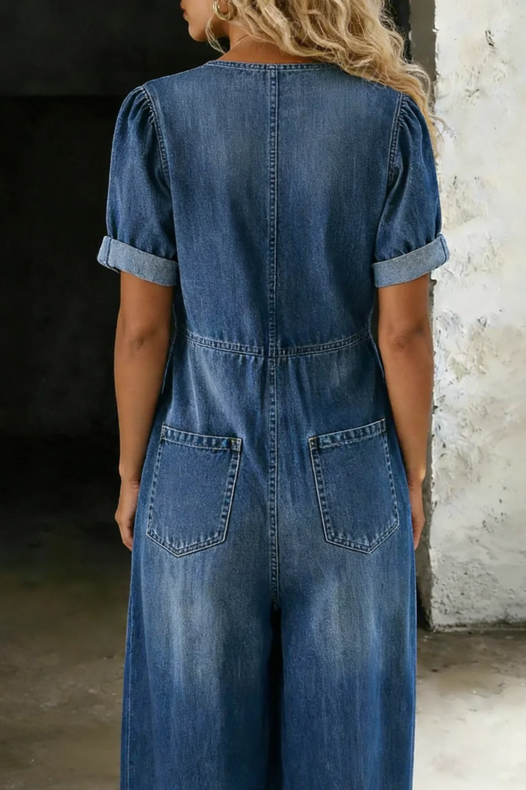 Freya | Jumpsuit mit V-Ausschnitt und kurzen Ärmeln