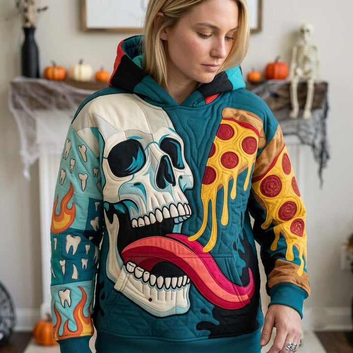 Nina | Hoodie mit Totenköpfen bei Nacht