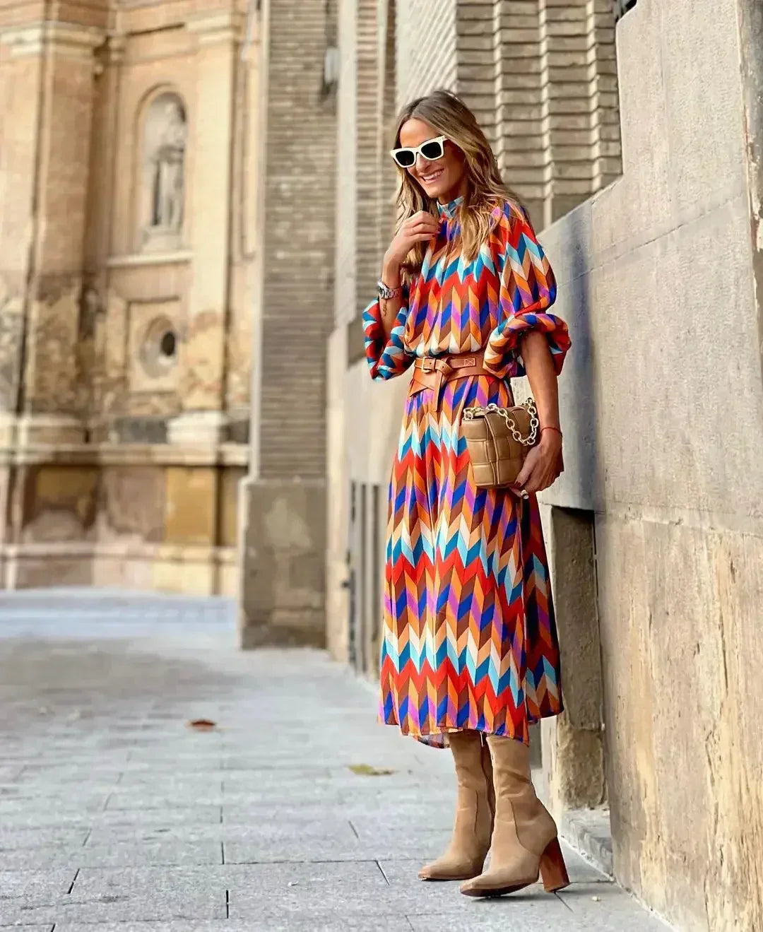 Cassandra - Leuchtendes Kleid mit geometrischem Muster