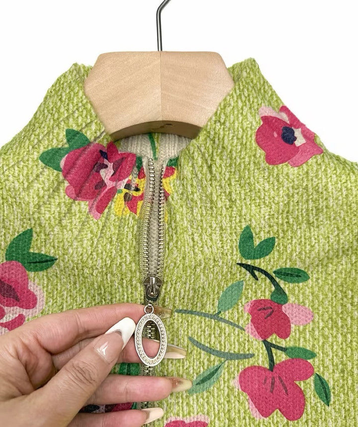 Lauren | Strickjacke mit rosa Blüten und grünem Reißverschluss