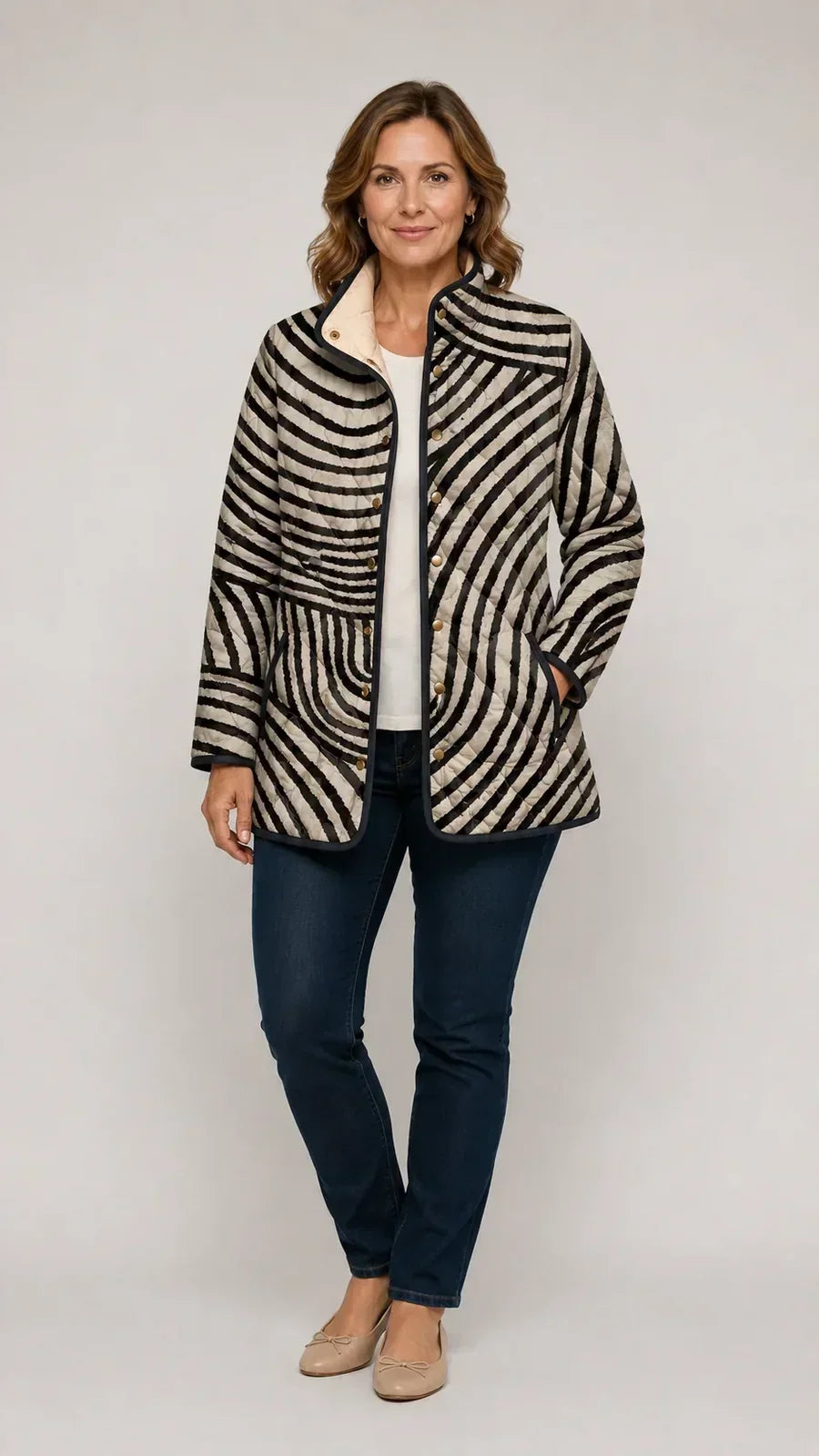 Inaya | Gesteppte Jacke im zirkulären Design mit handgefertigtem Retro-Muster